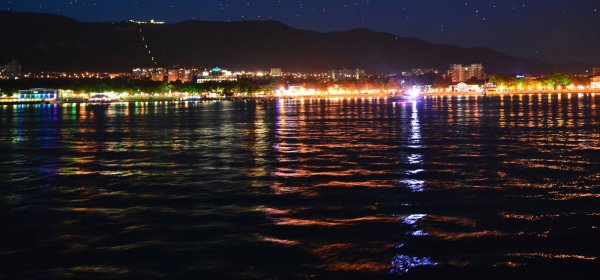 Ночная набережная Геленджика