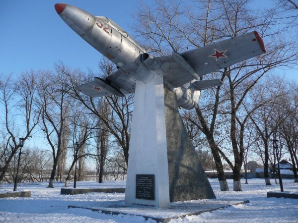 Город грязи памятник самолету