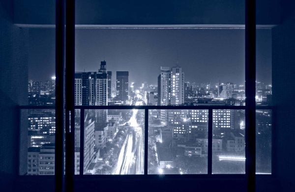 Окно ночь город