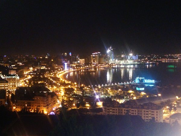 Ночной вид город Баку