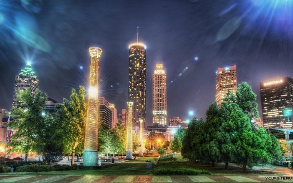 Зелёный город ночью