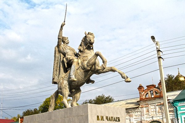 Памятник на крыше павильонов на ВДНХ