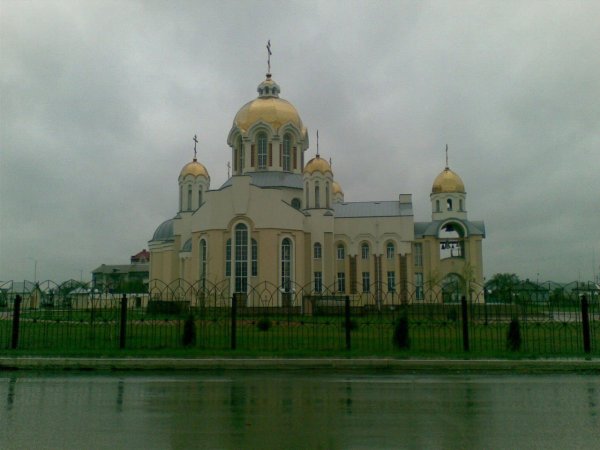 Церковь Крылья памятник Россошь