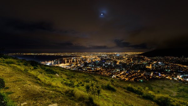 Вид на ночной город с горы