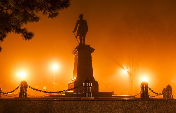 Памятник Петру в Таганроге набережная