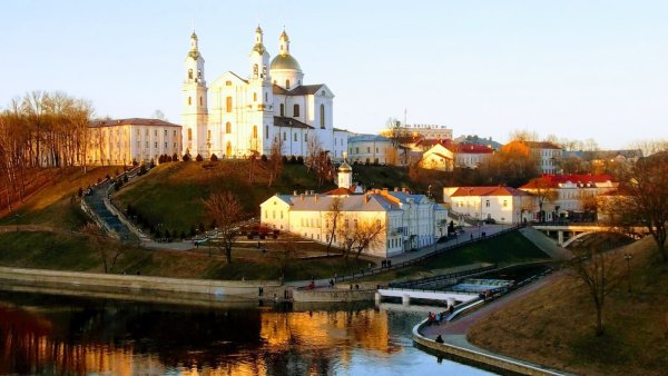 Храм в Витебске на берегу реки
