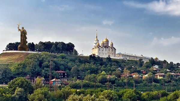Город Владимир Кремль на берегу Клязьмы