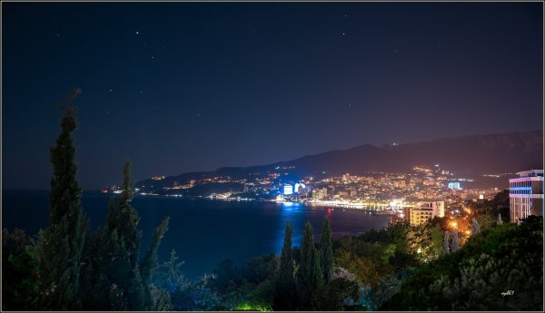 Набережная Ялта в Крыму ночью