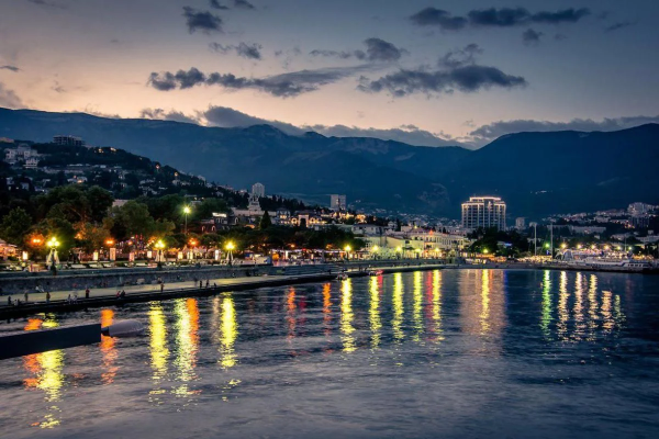 Ялтинская набережная в Ялте