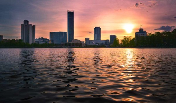 Набережная реки Исеть вечером Екатеринбург