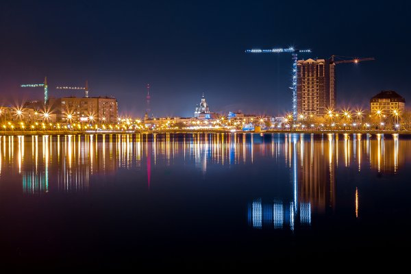 Набережная в Астрахани ночью