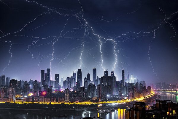 Молния в городе