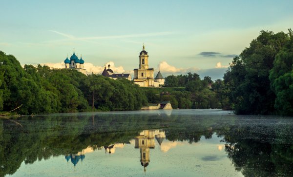 Высоцкий монастырь в реке Серпухов