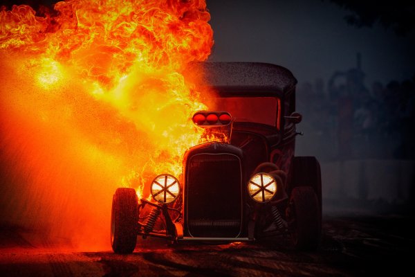 Горящая машина арт
