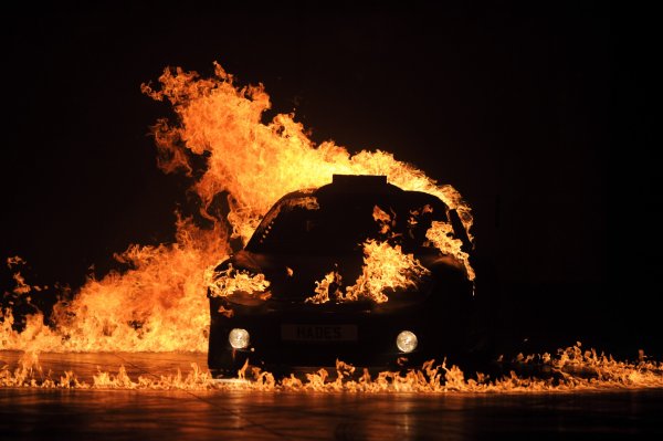 Горящая машина в поле