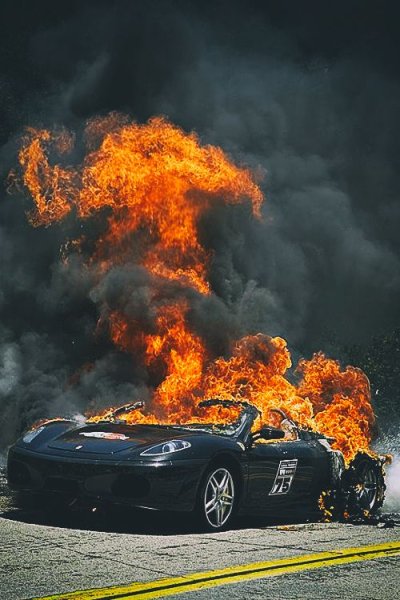 Горящий спорткар