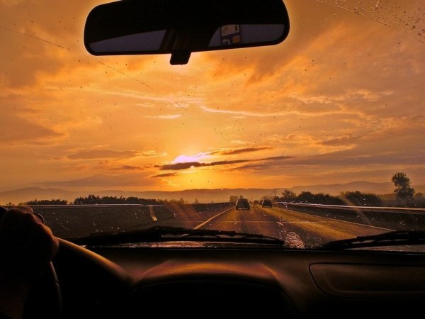 Вид из машины на закат