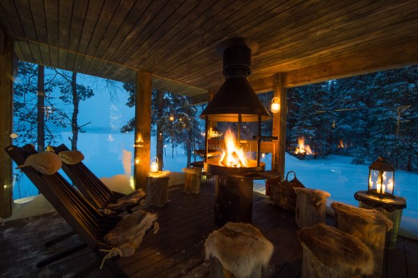 Уютный домик в лесу с камином