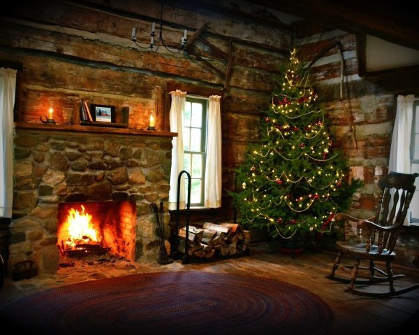 Новогодняя елка в деревенском доме