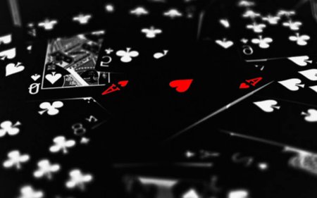 Игральные карты на темном фоне