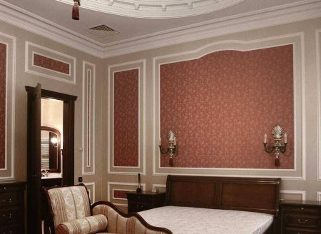 Отделка молдингом стен с обоями