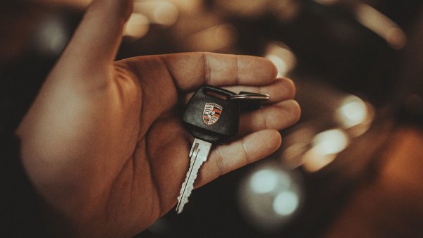 Ключи от машины в руке