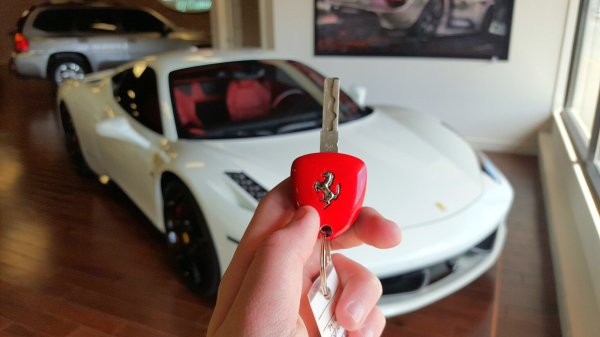 Ключи от машины Ferrari