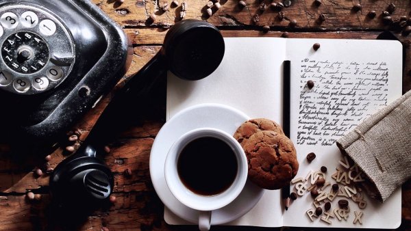 Кофе печенье и ноутбук