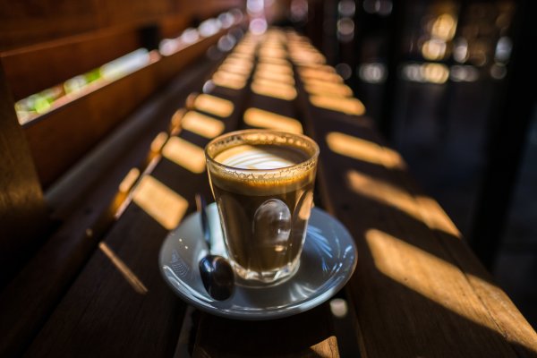 Кофе на столе в кафе