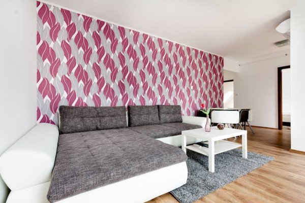 Совмещение обоев в интерьере гостиной