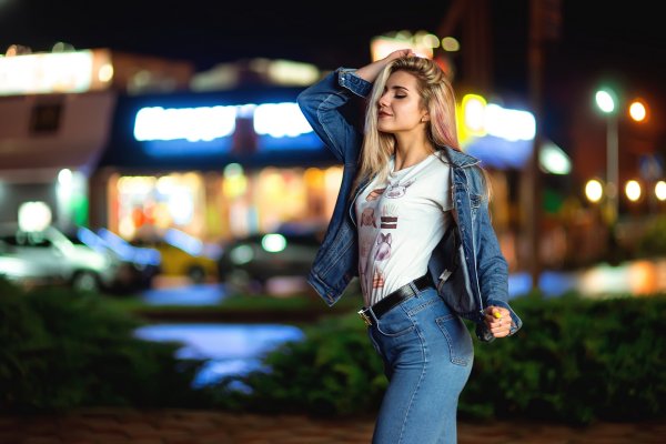 Девушка в джинсовой куртке