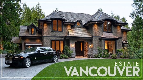 Красивый дом с машиной