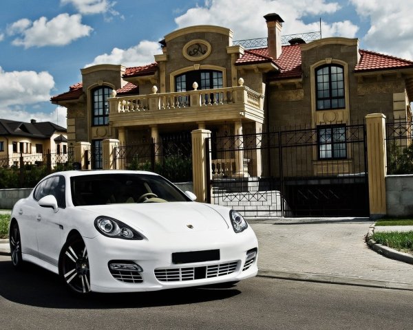 Порше Кайен у особняка