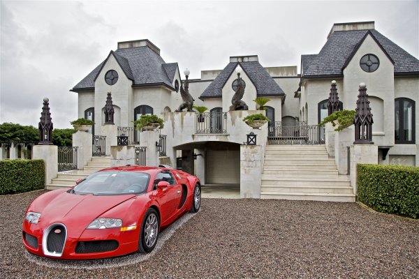 Красивый дом с машиной