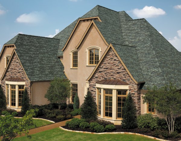 Частный дом с зеленой крышей