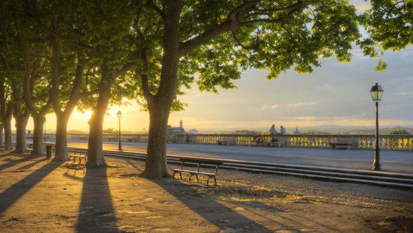Набережная с солнцем
