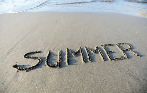 Лето надпись на песке