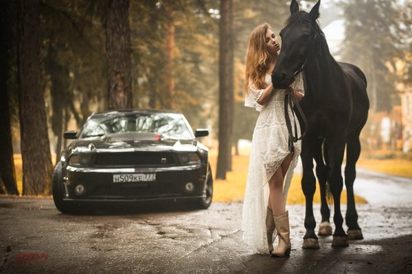 Фотосессия с машиной и лошадью