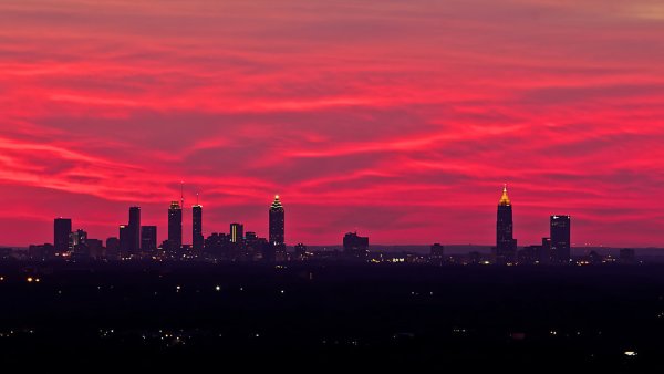 Малиновый закат в городе