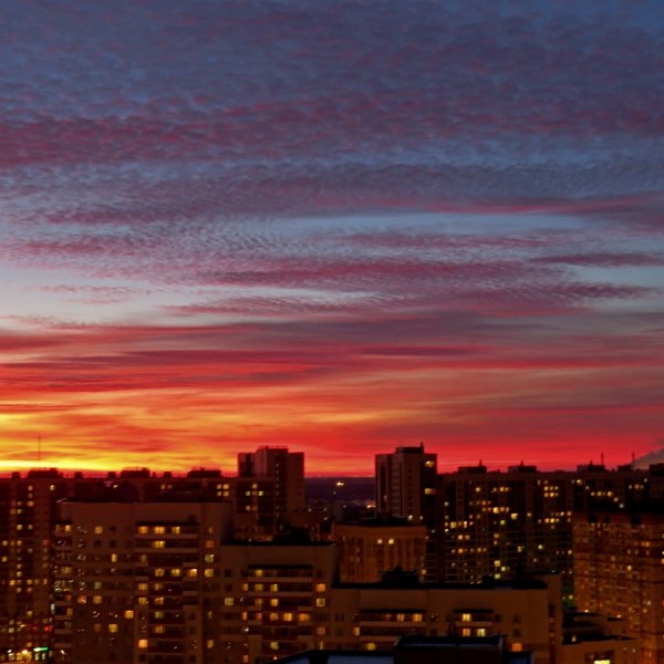 Розовый закат в городе
