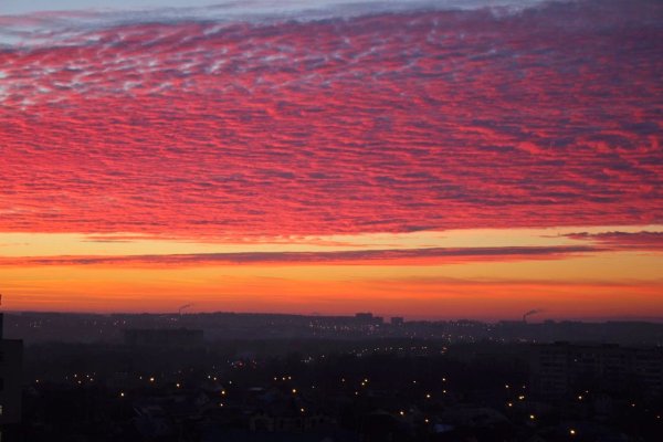 Малиновый закат в городе