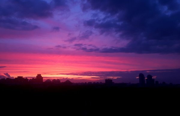 Розовый закат в Москве