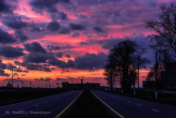Фиолетовый закат в городе