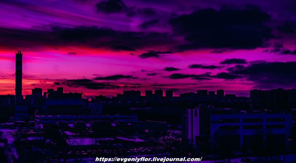 Фиолетовый закат в городе Эстетика