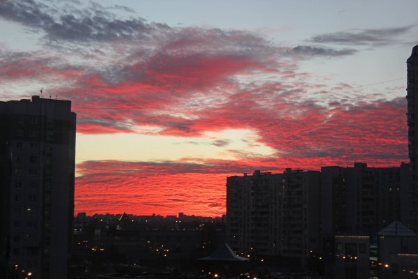 Закат на фоне многоэтажек