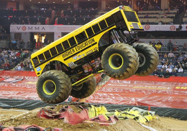 Грузовик монстр трак