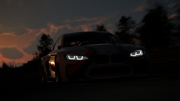 Чёрная БМВ на фоне заката