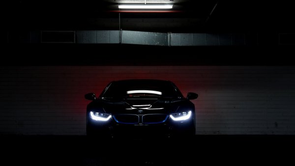 BMW i8 чёрная фары