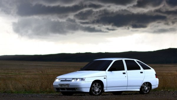 ВАЗ 2112 белая тонированная