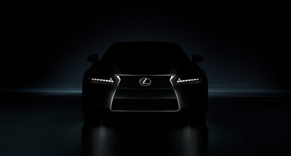 Лексус GS 250 на черном фоне
